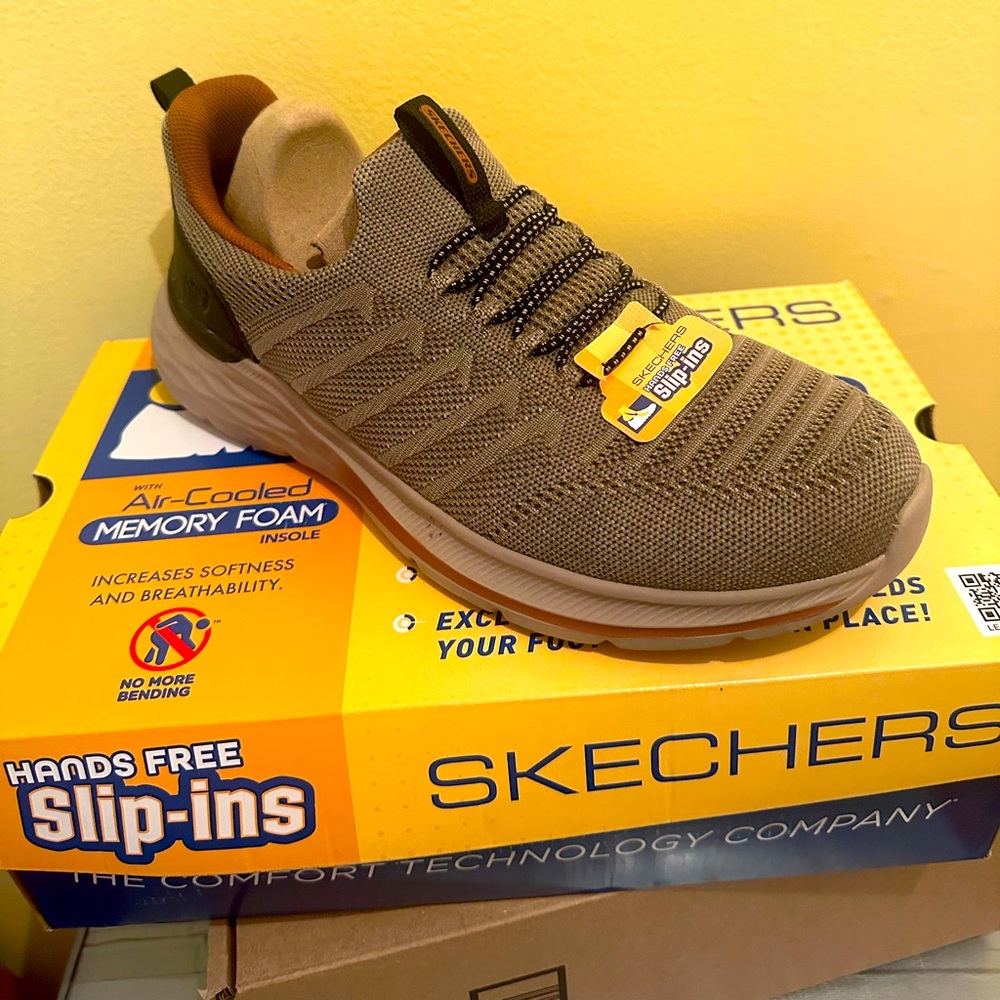 Beautiful and comfy sketchers men’s side 10 brand new!! In the box,